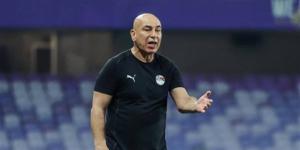 شاهد، ماذا فعل حسام حسن مع حكم مباراة مصر وإيران بين الشوطين؟ - المدينة برس