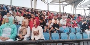 صور الرئيس السيسي تزين احتفالات الجماهير المصرية باستاد الإسكندرية - المدينة برس