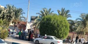 تحت أشعة الشمس الحارقة، أولياء الأمور يساندون طلاب الثانوية العامة أمام اللجان بالوادي الجديد - المدينة برس