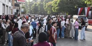 أول امتحان أساسي بالثانوية العامة يشعل الجدل.. شكاوى من أسئلة اللغة العربية وحالات طوارئ داخل اللجان.. الطلاب: النحو صعب والوقت ضيق.. وأولياء الأمور: ولادنا خرجوا بيعيطوا - المدينة برس