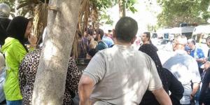 أولياء الأمور يدعمون أبناءهم الطلاب قبل دخول امتحاني الكيمياء والجغرافيا بلجان الثانوية بأسيوط (فيديو) - المدينة برس