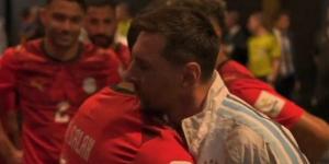 عناق ميسي وصلاح يخطف الأنظار قبل انطلاق قمة مصر والأرجنتين في كأس العالم - المدينة برس