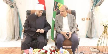 محافظ المنيا ووزير الأوقاف يبحثان خطة تطوير منطقة البهنسا الأثرية (صور) - المدينة برس