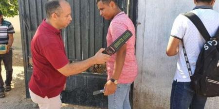 امتحانات الثانوية العامة 2026، تفتيش الطلاب بالعصا الإلكترونية قبل دخول اللجان - المدينة برس