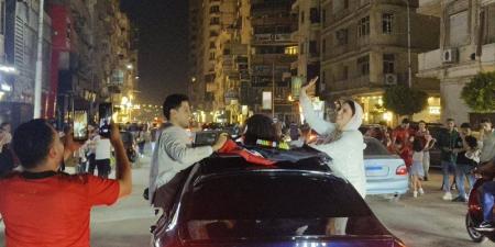 عروسان يحتفلان بتأهل مصر إلى دور الـ 16 وسط الجماهير بشوارع المنصورة (صور) - المدينة برس