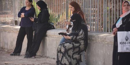 قلوب معلقة خلف الأسوار، القلق والترقب يسيطر على أولياء أمور طلاب الثانوية أمام اللجان (صور) - المدينة برس