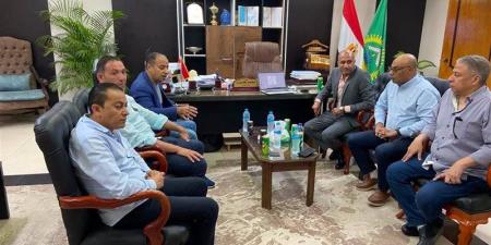 رئيس مدينة الشروق يبحث مع مسؤول الشؤون العقارية بالمجتمعات العمرانية الجديدة إجراءات توفيق الأوضاع والقرعة العلنية التسكينية (صور) - المدينة برس