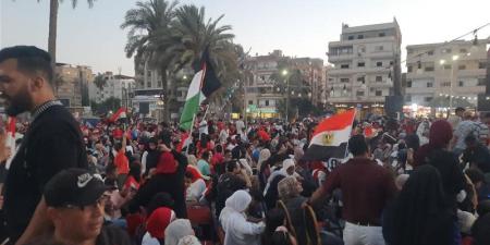 أعلام مصر تعانق علم فلسطين، جماهير الإسماعيلية يهتفون بالنصر لمصر في مباراة الأرجنتين - المدينة برس