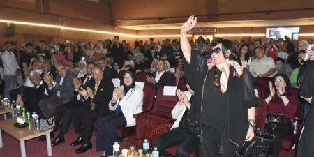 رئيس جامعة المنصورة يشهد عرضا مسرحيا ويكرم فريق العمل بالمهرجان القومي - المدينة برس