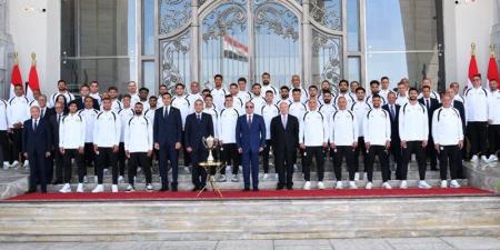 السيسي يمنح المنتخب الوطني وأعضاء الجهازين الفني والإداري كأس الفخر والاعتزاز (صور) - المدينة برس