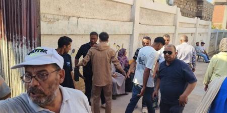 تفتيش طلاب الثانوية العامة على أبواب لجان الامتحانات بالدقهلية - المدينة برس