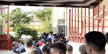 توافد طلاب الثانوية العامة بالإسماعيلية على اللجان لأداء امتحانات علم النفس والرياضيات البحتة والأحياء - المدينة برس