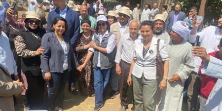 بالطبل والمزمار، أهالي شارونة بالمنيا يستقبلون سفير النرويج لافتتاح مشروعات تنموية (فيديو) - المدينة برس