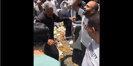 محدش ياكل حرام، مصري بالسعودية يصرخ لمنع الناس من سرقة تمر سقط من سيارة (فيديو) - المدينة برس