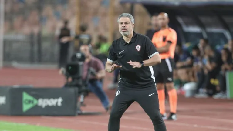 معتمد جمال يعقد جلسة مع لاعبي الزمالك خلال المران