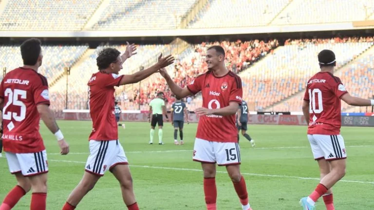 الأهلي يقترب من مدافع أجنبي ويستبعد ثلاثي الدوري في صفقة غامضة