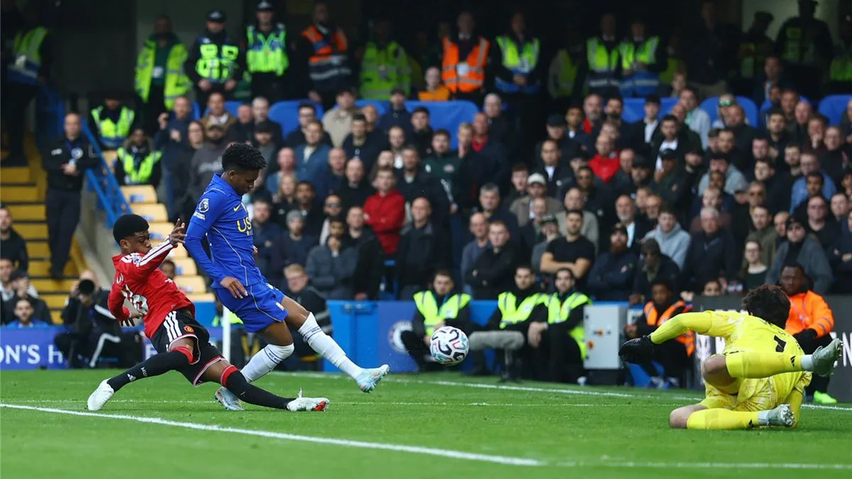 تشيلسي يفوز على مانشستر يونايتد بثنائية في الدوري الإنجليزي بعد إلغاء ثلاثة أهداف
