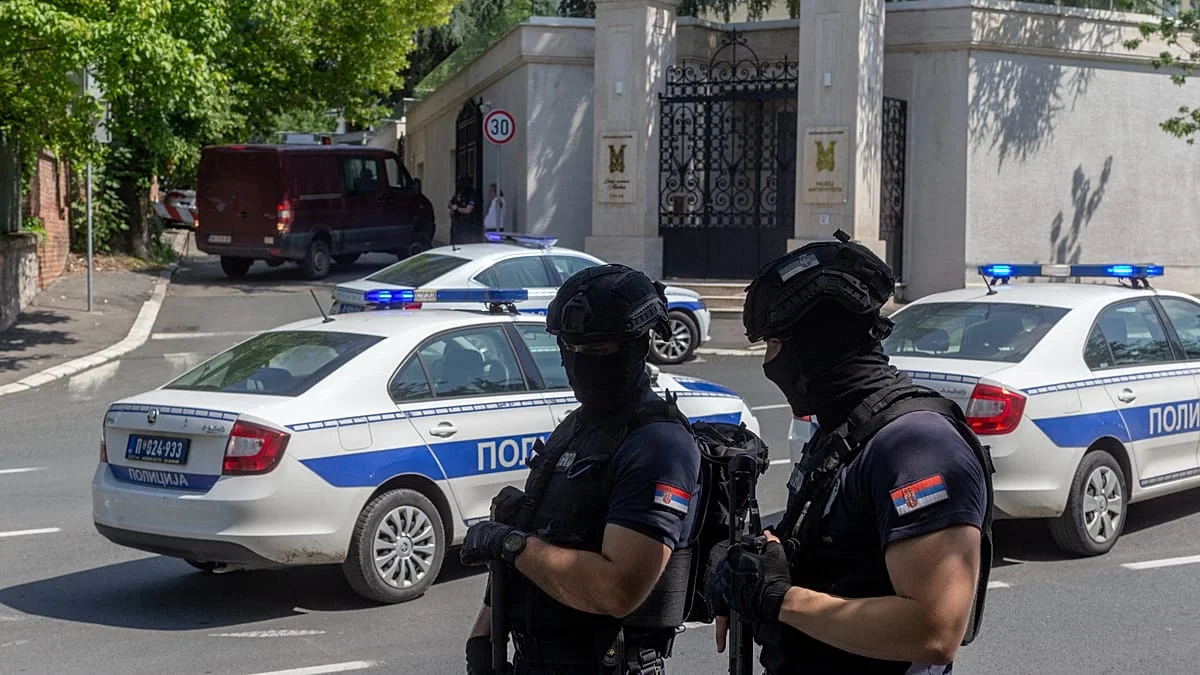 الشرطة الصربية تقتل شخصًا خارج السفارة الإسرائيلية في بلغراد بعد محاولته مهاجمتها
