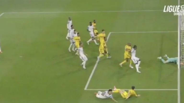 قفاز حارس أوكسير يتحول إلى هدف وهمي في الدوري الفرنسي