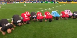 احتفالات حسام حسن ولاعبي المنتخب بعد التأهل التاريخي إلى دور الـ16 بكأس العالم (فيديو) - المدينة برس