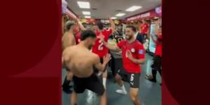 رقص وأغان واحتفالات جنونية للاعبي منتخب مصر داخل غرفة الملابس (فيديو) - المدينة برس