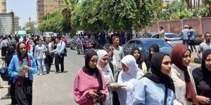 طلاب الثانوية العامة بالأقصر عن امتحان الإنجليزي: سهل وعوضنا عن الكيمياء (فيديو) - المدينة برس