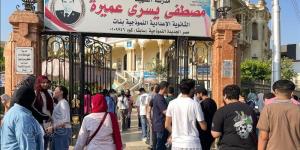بدء توافد طلاب الثانوية العامة على اللجان لأداء امتحان اللغة الأجنبية الأولى - المدينة برس