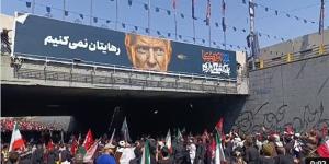 ترامب حاضر بقوة في جنازة خامنئي، حشود إيرانية ترجم صوره وتشنق دمية على هيئته (فيديو) - المدينة برس