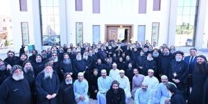 البابا تواضروس يتلقى تقريرا عن الخدمة في دير الأنبا بيشوي بوادي النطرون - المدينة برس