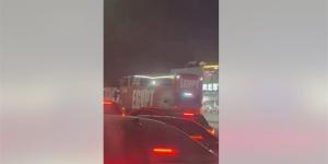 لحظة تحرك الباص المكشوف إلى مطار العلمين لاستقبال لاعبي منتخب مصر (فيديو) - المدينة برس
