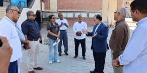 رئيس جامعة قنا يتابع تركيب البرجولات بساحة كلية الآداب (صور) - المدينة برس