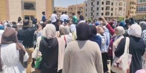 بالطبل البلدي والرقص، طلبة المدارس الدولية واللغات يودعون آخر يوم في امتحانات الثانوية العامة (فيديو) - المدينة برس