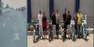 فيديو قادهم للسقوط، الداخلية تضبط أصحاب «استعراضات الموت» بالدراجات النارية في الغربية - المدينة برس