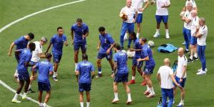 لاعبو فرنسا وانجلترا يجرون عمليات الإحماء قبل انطلاق مواجهة كأس العالم (صور) - المدينة برس