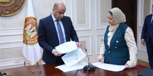 فرص عمل آمنة بالخارج، وزير العمل يراجع العقود بنفسه ويطمئن على حقوق العاملين - المدينة برس