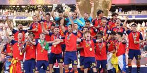 لاعبو منتخب إسبانيا يحتفلون وسط الجماهير في مدريد بلقب كأس العالم (فيديو) - المدينة برس