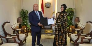 وزير النقل يكرم ليلى الأنصاري تقديرًا لموقفها الوطني في التصدي لرشق قطار بالحجارة - المدينة برس