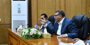 محافظ قنا يستعرض إجراءات حسم ملف أراضي المثلث الذهبي وضمان حقوق المواطنين (فيديو) - المدينة برس