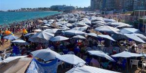 زحام على شواطئ الاسكندرية ورفع الرايات الحمراء والصفراء بسبب ارتفاع الموج - المدينة برس