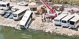 انتشال أتوبيس ركاب بعد سقوطه في ترعة الشرقاوي بالقليوبية - المدينة برس