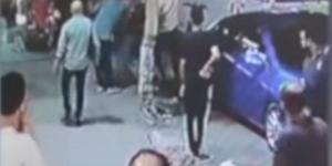 بسبب أولوية المرور في حلوان، مشادة الشارع تنتهي بجرح في الوجه وسقوط السائق (فيديو) - المدينة برس