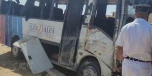 مصرع شخص وإصابة 17 آخرين في انقلاب أتوبيس بالكيلو 74 على طريق مطروح الساحلي - المدينة برس