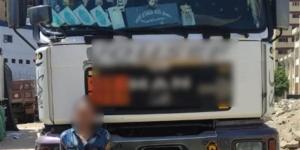 فيديو على السوشيال ميديا يقود لضبط سائق نقل، صدم سيارة وفر هاربا والتحقيقات تكشف مفاجئة - المدينة برس