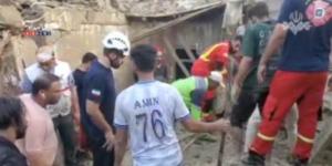 لحظة إنقاذ مصابين والبحث عن عالقين تحت الأنقاض في استهداف أمريكي لمنطقة سكنية بجزيرة قشم (فيديو) - المدينة برس