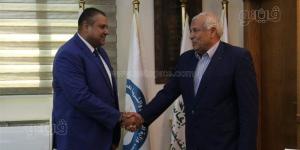 محافظ مطروح يبحث مع رئيس "كار جاس" حل مشكلة تكدس السيارات بمحطة تموين الغاز - المدينة برس