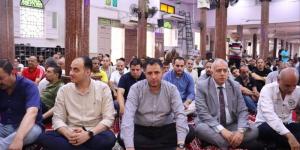 محافظ دمياط يؤدي صلاة الجمعة بمسجد الرحمن المطري - المدينة برس