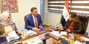وزيرة التنمية المحلية تبحث مع محافظ القليوبية تطوير منظومة المخلفات - المدينة برس