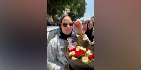 سلسلة فلوس، مفاجأة أم لابنتها أمام لجان الدقي في آخر أيام امتحانات الثانوية (فيديو) - المدينة برس
