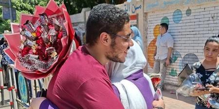 انتهى الماراثون وبدأت الفرحة، زغاريد وورود بمحيط لجان الثانوية العامة بسوهاج (فيديو) - المدينة برس