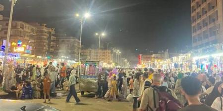 "جمصة عادت شمسك الذهب"، إقبال غير مسبوق من المصطافين على كورنيش وشوارع المدينة (صور) - المدينة برس